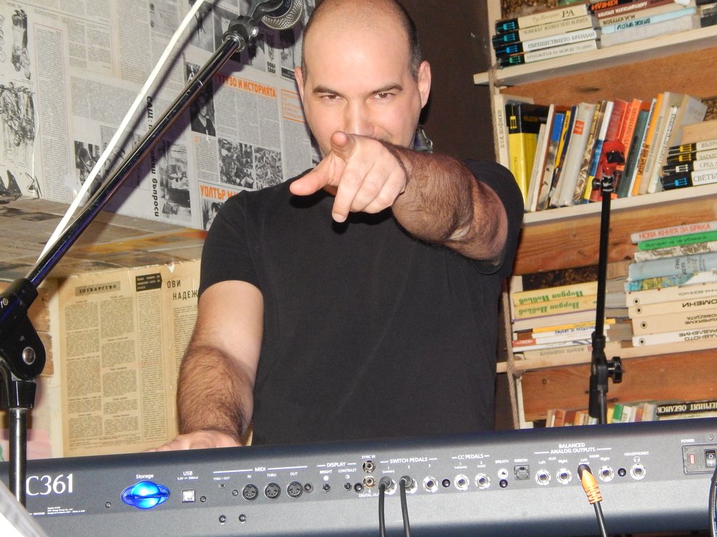 „Било е писано“ – осем седмици №1 в „Ескалатор“!